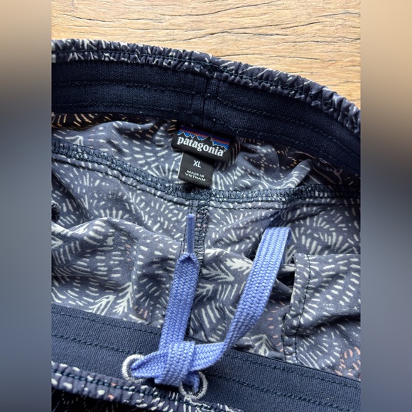 Girls Patagonia Baggies Shorts Size XL
EXC - Picture 7 of 9